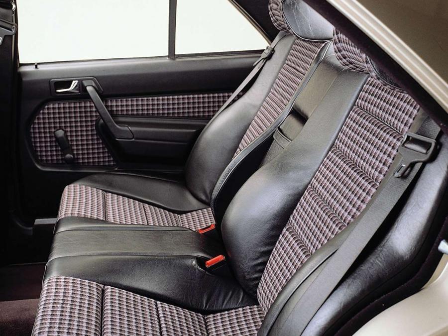  Mercedes-Benz 190 E 2.3-16 1984 года  (фото 24 из 27)